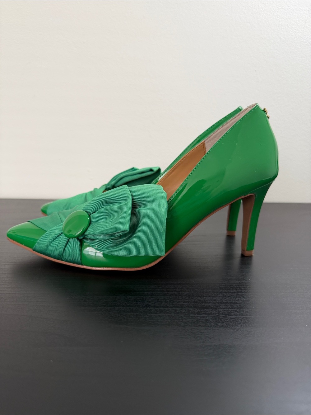 J.Renee Green Patent Pointed-Toe Pumps with Bow. Size 8 - Picture 3 of 6